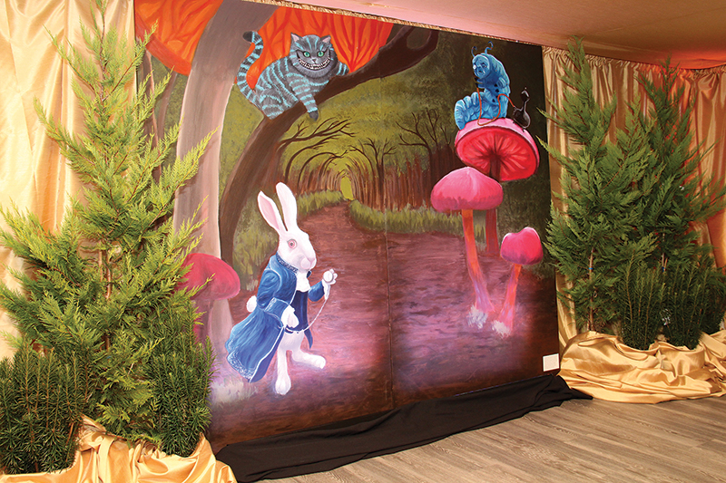 “爱丽丝梦游仙境”风格的壁画,说明了平面艺术的学生詹姆斯·a·福勒斯特的职业和技术中心,完成了兔子洞休息室图案在今年的春晚。