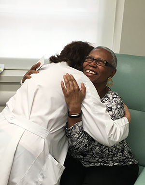 digg女士拥抱Munshi博士之后得知她的癌症是“完全缓解”由于她car-t细胞治疗。